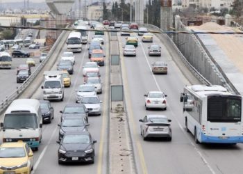 مطالب بتشغيل كامل السعة المقعدية لمركبات أجرة وشكاوى من رفع أجورها