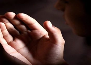 “الإفتاء”: رفع الأيدي في الدعاء سُنّة مستحبة