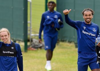 الدوري الإنجليزي يدعم “حياة السود” بالركوع وأقمصة اللاعبين