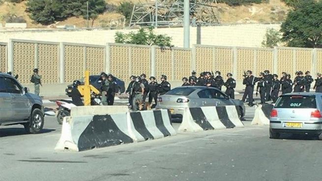 الاحتلال يهدم بناية سكنية شمال القدس ويشرد قاطنيها
