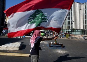 المئات يعتصمون ببيروت.. ومطالب بحكومة انتقالية