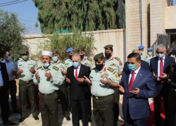وزير الدفاع العراقي يزور مقبرة الشهداء في المفرق