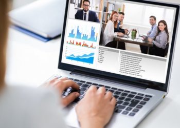 في زمن العمل عن بعد.. فُصلت من وظيفتها بسبب ضوضاء ابنيها