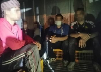 ضبط مركبة (ثلاجة) تحمل 16 شخصاً بداخلها في المفرق