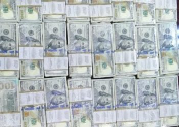 ضبط 3 أشخاص بحوزتهم ربع مليون دولار مزيفة في عمان