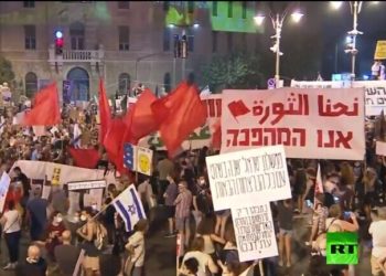 تظاهرات أمام منزل نتنياهو لمطالبته بالاستقالة (شاهد)