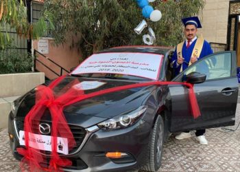مدرسة تهدي أحد طلاب التوجيهي سيارة بعد حصوله على معدل “100” (صور)