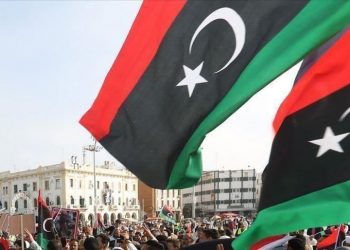 نصرة للنبي.. ليبيون يدوسون علم فرنسا بإطارات السيارات (فيديو)