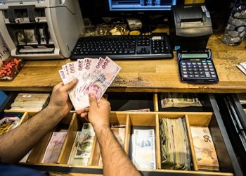 الليرة التركية تسجل ارتفاعا بعد إعلان وزير المالية استقالته