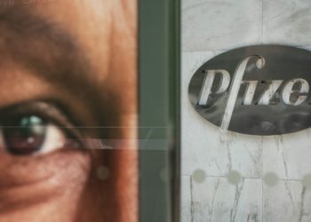 فايزر ستطلب “قريبا جدا” ترخيص لقاحها المضادّ لكورونا