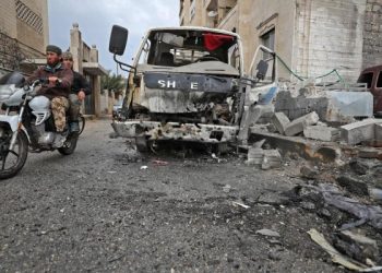 غارات روسية وقصف مدفعي للنظام على إدلب ومقتل طفلة سورية