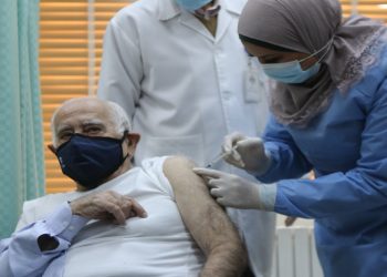 بدء البرنامج الوطني للتطعيم ضد كوفيد-19 في الأردن