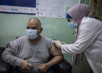 بدء تطعيم اللاجئين في الأردن ضد فيروس كورونا