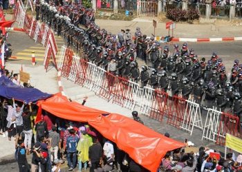 رغم القمع.. الآلاف يواصلون التظاهر ضد انقلاب ميانمار