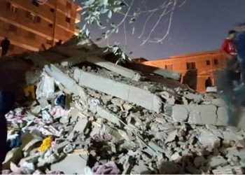 عقب ساعات من فاجعة القطار.. قتلى بانهيار مبنى في القاهرة