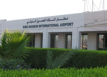 بدء إعطاء لقاح كورونا للعاملين بمطار الملك الحسين في العقبة