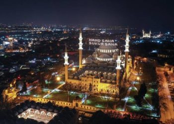 “المحيا”.. تقليد عثماني قديم يزيّن مساجد تركيا طوال الشهر الكريم