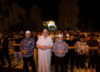 وزير أسبق يتساءل: لماذا لا ينقل التلفزيون الأردني صلاة التراويح من الأقصى؟