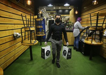 مطالب بشمول المخابز والمراكز التجارية بخدمات “التوصيل”