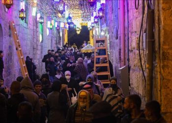 القدس تتزين لاستقبال المصلين في شهر رمضان