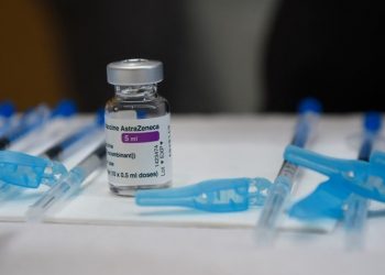 رصد حالات تجلط بالدم ببريطانيا بعد تلقي لقاح “أسترازينيكا”
