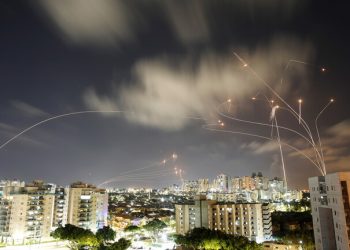 صاروخ فلسطيني يقطع “مسافة غير مسبوقة” من قطاع غزة ويسقط قرب إيلات