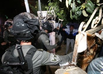 الاحتلال يعتدي على الفلسطينيين في الشيخ جراح بالقدس