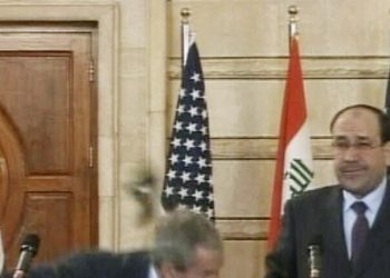 أبرزها “حذاء بوش”.. “صفعة ماكرون” تذكر بمواقف محرجة تعرض لها رؤساء (فيديوهات)
