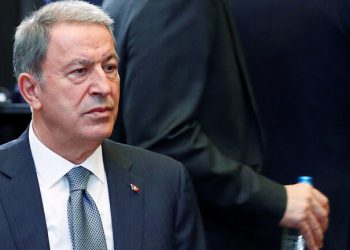 وزير الدفاع التركي يهاجم حفتر: على العالم ألا ينسى جرائمه