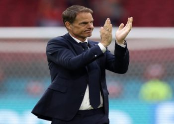 مدرب منتخب هولندا لكرة القدم يستقيل من منصبه بعد الخروج من كأس أوروبا