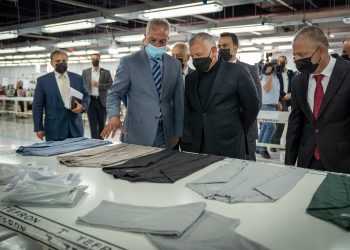 الملك يزور مصنعاً للألبسة في لواء المزار الشمالي