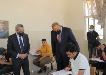 بعد ضجة حول تسريب الامتحان.. رئيس الوزراء يتفقد قاعات التوجيهي