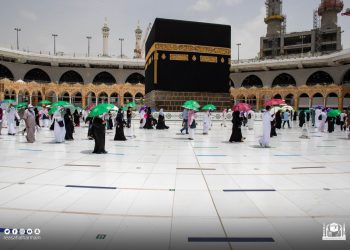 الحجاج يتوافدون إلى المسجد الحرام لأداء طواف الوداع (شاهد)