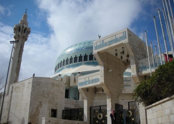 علماء شريعة لـ “البوصلة”: الدولة تتحمّل مسؤولية الصمت على الساخرين من شعائر الإسلام