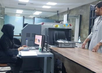 موظفات مطار كابل يعدن إلى أعمالهن