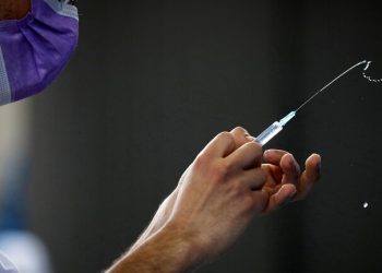 فرنسا وسويسرا تحظران دخول السياح الإسرائيليين والأمريكيين غير المطعمين