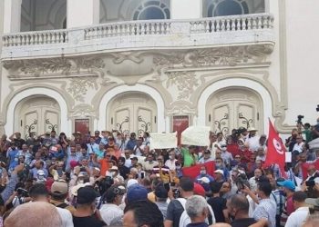 مظاهرات في تونس العاصمة بين مندد بقرارات الرئيس وداعما لها