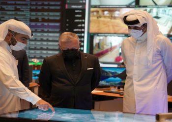 الملك وأمير قطر يطلعان على غرفة عمليات أمن بطولة كأس العالم بالدوحة