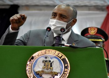قائد الجيش السوداني البرهان يعفي 6 سفراء من مناصبهم
