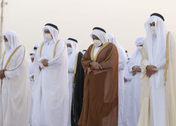 أمير قطر يرتدي عباءته بالمقلوب بعد أداء صلاة الاستسقاء (شاهد)