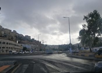 انخفاض درجات الحرارة واستمرار تساقط الأمطار