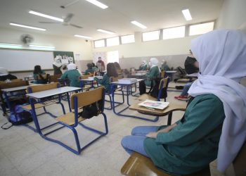 ثلث أولياء أمور طلبة مدارس يرغبون بإعطاء أبنائهم اللقاح وفق “تحليل أولي”