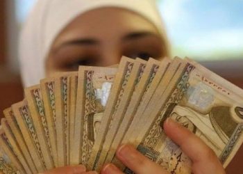 خبير اقتصادي يطالب الحكومة بزيادة رواتب الموظفين لمواجهة “التضخم”
