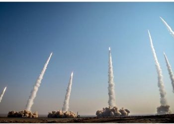 الحرس الثوري يختبر 16 صاروخا باليستيا بمناورات ضخمة