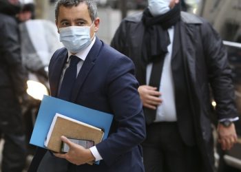 الحكومة الفرنسية تقر بتعرض المسلمين لمضايقات وتنتقد الاعتداءات على المساجد