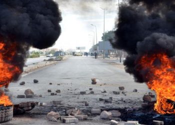 احتجاجات ليلية في القصرين التونسية وتواصل الاعتصام في العاصمة
