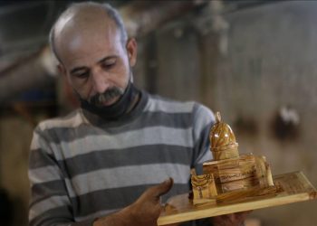 أردني يقاوم اندثار حرفة تدوير “خشب الزيتون” (صور)