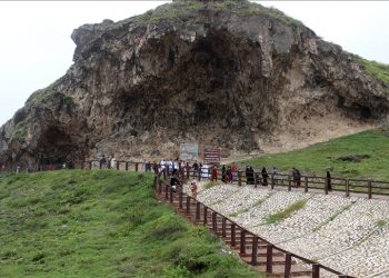 كهوف ظفار.. قِبلة لعشاق سياحة المغامرة والتاريخ