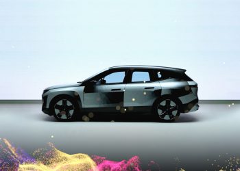 شاهد كيف استطاعت “BMW” تغيير لون هذه السيارة بكبسة واحدة