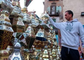 شاهد فوانيس رمضان في مصر.. زينة سنوية (صور)